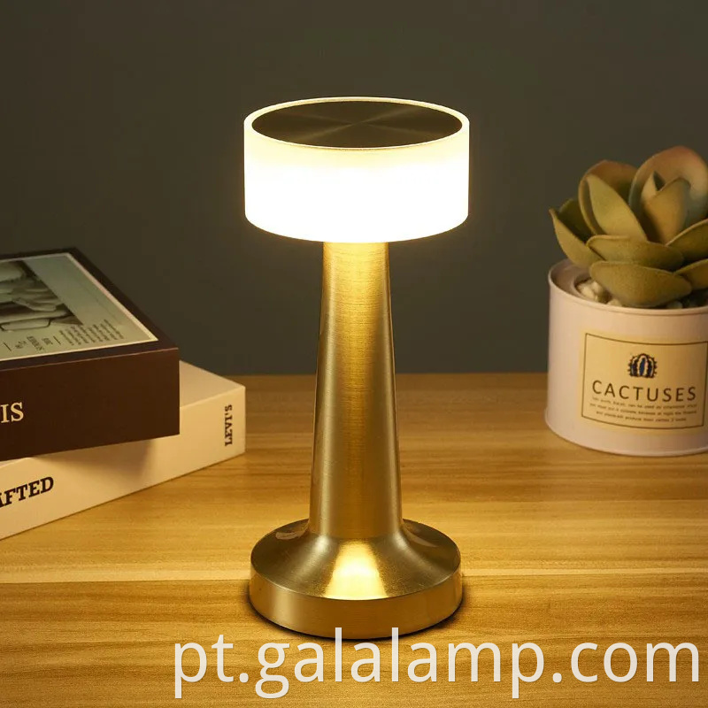 Lâmpada de mesa de ferro forjada elegante com carregamento USB conveniente